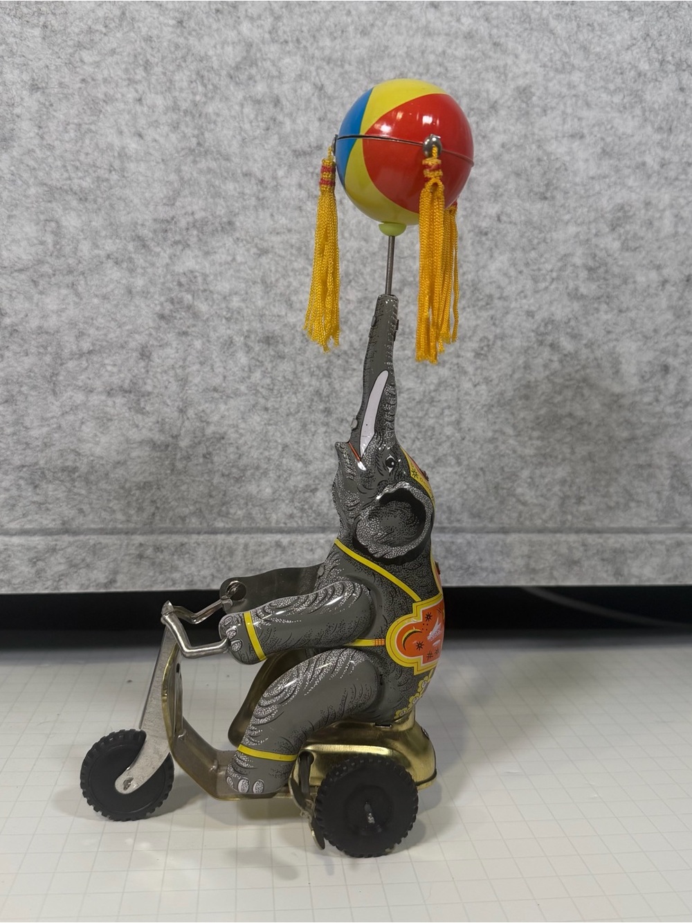 Vintage Style Tin Elephant Toy with Colorful Ball Schylling #212